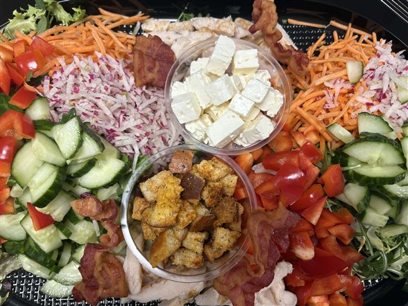 Grøn salat med kødfyld